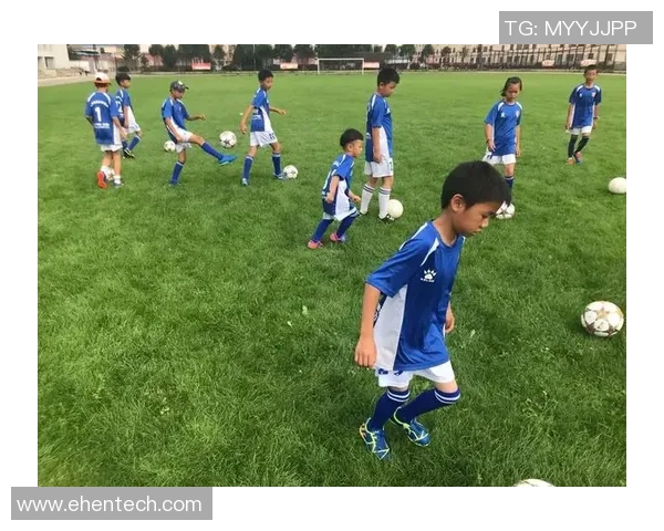 足球明星的一天：从晨跑到比赛场，揭秘他们的日常生活与训练幕后